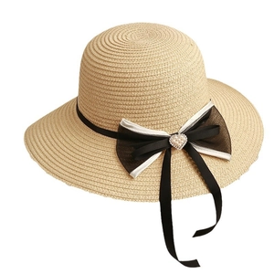 Elegante cappello di paglia beige con fiocco nero e perla a cuore per protezione solare