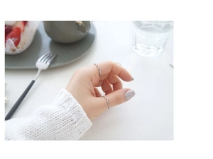 Nahaufnahme minimalistischer S925 Sterlingsilber Wellenringe an einer Hand im Café-Stil