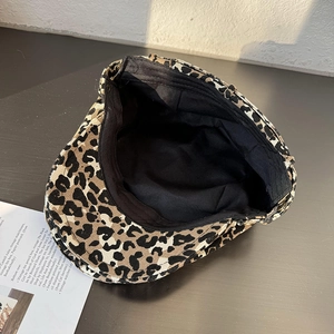 Classic leopard print ivy cap with soft black lining and retro street style design