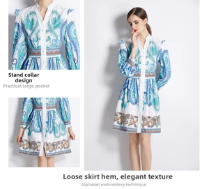 Vue détaillée de la robe blanche à motifs paisley montrant le col mandarin et la jupe