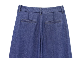 Dettaglio dei pantaloni in denim blu scuro con vita alta e tasche posteriori curate