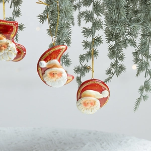Ornamenti Babbo Natale retrò in terracotta rossa su rami di pino per l'albero di Natale