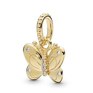 Vue détaillée d'une breloque papillon dorée ornée de zircones pour la joaillerie