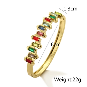 Detailansicht der goldenen Armspange mit Regenbogen-Zirkonia und Scharnierverschluss