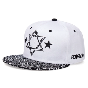 Cappellino snapback bianco con ricamo a stella nera e visiera con motivi