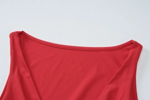 Nahaufnahme des U-Ausschnitts und der feinen Rippstruktur eines roten Slim-Fit-Tops