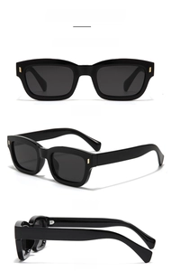 Vues détaillées de lunettes de soleil carrées noir brillant avec accents en métal doré