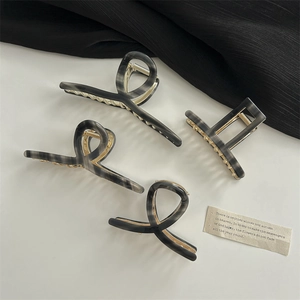 Lot de quatre pinces à cheveux à motif marbré noir et gris avec ressorts dorés
