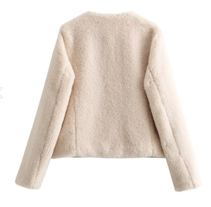 Vue arrière d'une veste courte en polaire beige pour femme en fausse fourrure douce