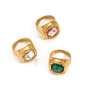 Anillos vintage de acero dorado con piedras en rosa, transparente y verde esmeralda