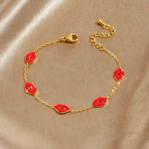 Bracelet chaîne en acier inoxydable doré à la mode avec cinq breloques lèvres rouges