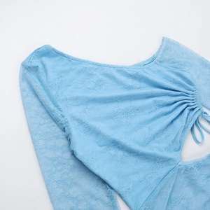Dettaglio del top in pizzo azzurro con motivo floreale e coulisse laterale regolabile