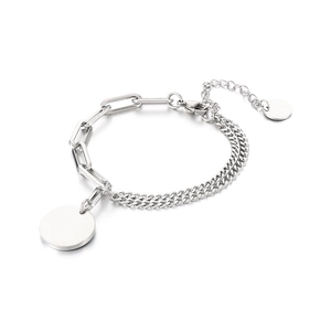 Bracelet double chaîne en acier titane argenté avec pendentif rond sur fond blanc
