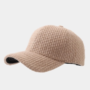 Détail d'une casquette de baseball en tricot marron clair avec texture épaisse et doublure
