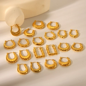 Boucles d'oreilles chic en acier inoxydable doré 18 carats avec diverses textures géométriques
