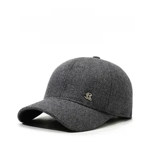 Vue détaillée casquette d'hiver gris foncé avec protège-oreilles et logo SR métal
