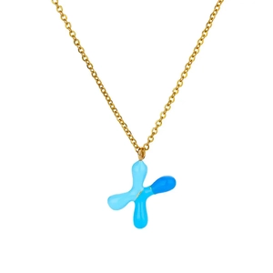 Dettaglio del ciondolo a X in smalto blu con collana a catena in metallo dorato