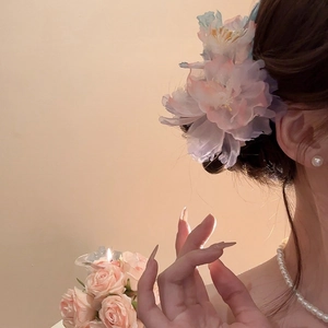 Dettaglio elegante fermaglio per capelli a fiore in rete con perle e petali sfumati