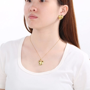 Elegantes Schmuckset aus 18K vergoldetem Edelstahl mit Herzanhänger und passenden Ohrringen