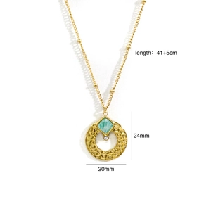 Dettaglio macro della collana placcata oro 14k con pendente in pietra verde e misure