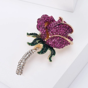 Elegante spilla a rosa con strass rosa e foglie verdi su base placcata in oro
