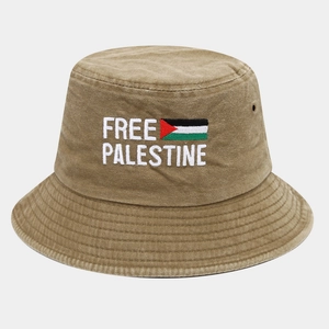 Cappello a secchiello in cotone lavato kaki con ricamo Free Palestine e bandiera