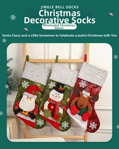 Détail de trois chaussettes de Noël 3D avec personnages de Père Noël, Bonhomme de neige et Renne
