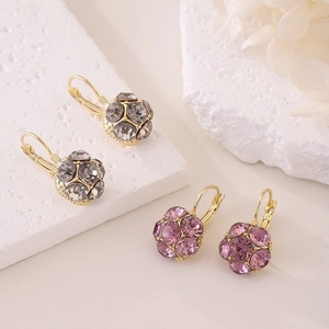 Détail macro de boucles d'oreilles en cristal sphérique gris fumé et lavande doré