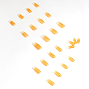 Faux ongles longs trapèze brillants avec dégradé ombré orange sur fond blanc pur