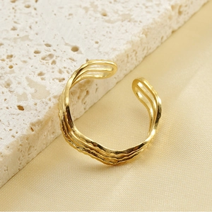 Détail des lignes ondulées irrégulières sur la bague minimaliste ajustable en or 18 carats