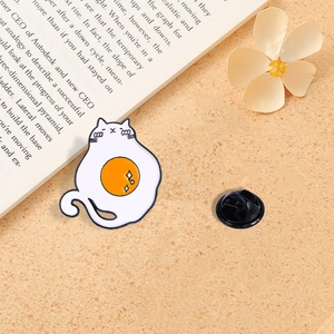 Kreative Emaille-Anstecknadel mit Katze und Spiegelei-Design auf beigem Hintergrund