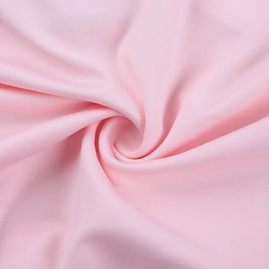 Primer plano del tejido de malla rosa elástico con una textura suave y lisa
