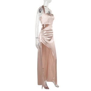 Détail de robe en satin champagne avec licou, découpes latérales et fente haute