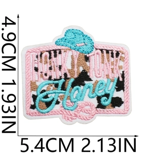 Λεπτομέρεια ροζ κεντημένου patch cowgirl με διαστάσεις μεγέθους 4.9cm x 5.4cm