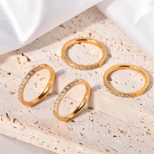 Elegante Anello Eternity in Acciaio Inossidabile Placcato Oro Fascia Sottile con Strass Intarsiati Anello di Moda per Donna