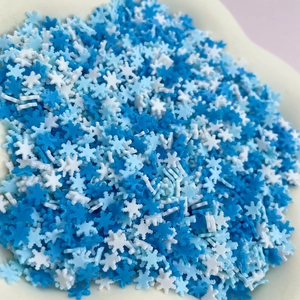 Détail macro de paillettes en argile polymère en forme de flocons bleus et blancs pour DIY