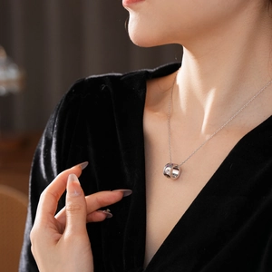 Primo piano di collana in acciaio al titanio argento con pendente a cerchio in zircone