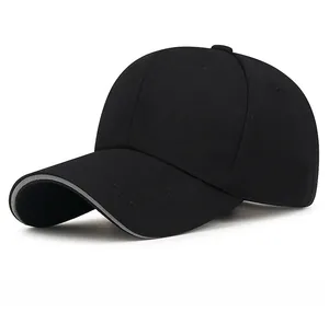 Vue latérale de la casquette de baseball noire avec bandes réfléchissantes et visière