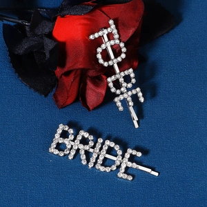 Barrettes à cheveux étincelantes pour mariée en strass argentés sur fond bleu
