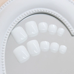 Faux ongles blancs brillants pour orteils ensemble de 24 pièces au design élégant