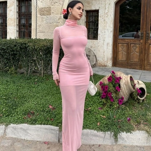 Détail de la robe rose en maille transparente à manches longues et col montant