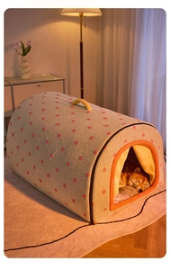 Detalle de un Shiba Inu durmiendo en un túnel cálido para mascotas con puntos amarillos