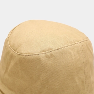 Gros plan d'un chapeau bob kaki montrant le tissu en sergé et les doubles coutures