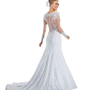 Robe de mariée sirène en dentelle blanche avec manches longues et dos transparent boutonné