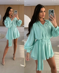 Detailansicht von minzgrünem Satin-V-Ausschnitt-Kleid mit Puffärmeln und Bindegürtel