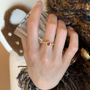 Eleganter 18 Karat vergoldeter Ring mit ovalem Rubin und Diamanten für Damen