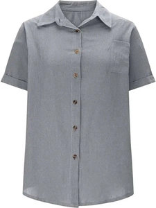Détail d'une chemise grise à manches courtes montrant la texture lin et les boutons