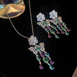 Set orecchini nappa e collana con fiori in zircone colorato e pendenti vivaci
