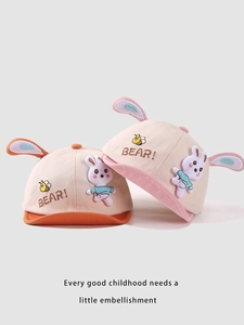 Detail von Baby-Baseballmützen mit 3D-Hasenohren und gesticktem BEAR-Textmuster