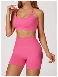 Détail du short sans couture à taille haute rose et du soutien-gorge de sport côtelé